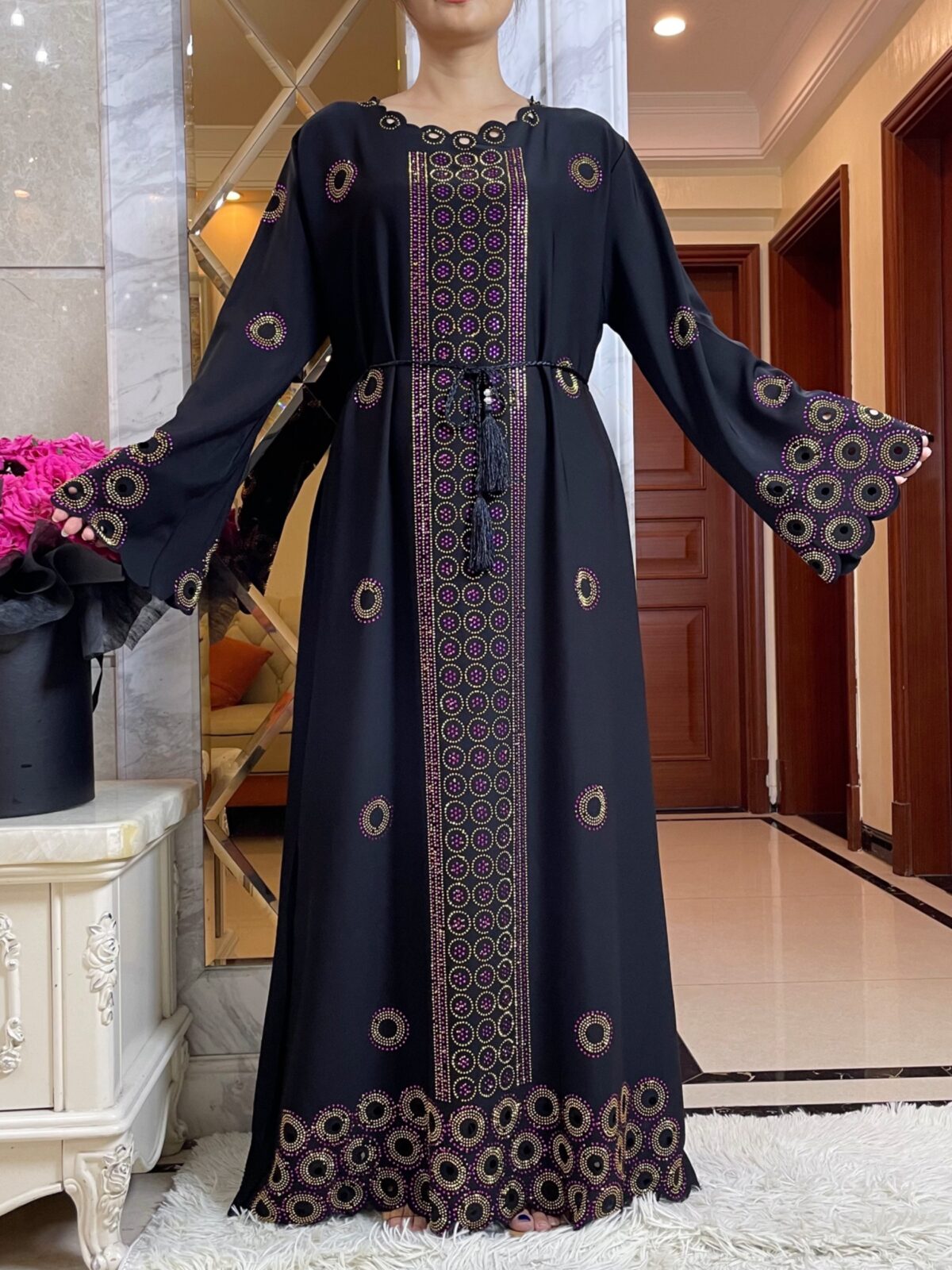 Abaya Negra con Bordado